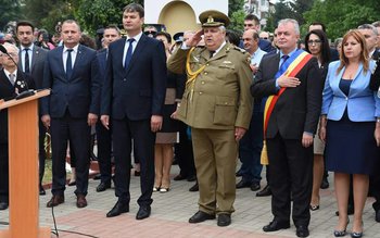 Slujbă de pomenire și depunere …