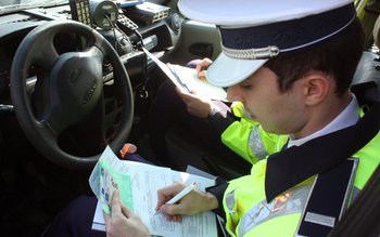 Șoferiță cercetată pentru conducerea unui …
