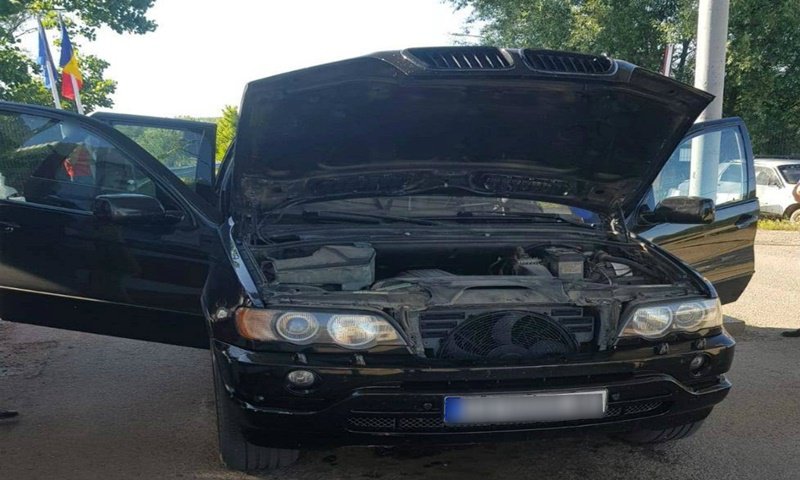 BMW X5 alimentat cu ţigarete de contrabandă - FOTO