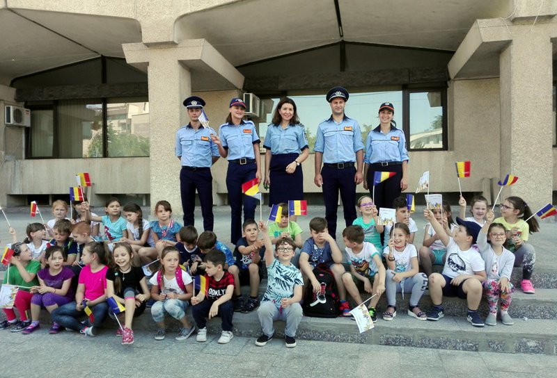 Peste 200 de copii din Botoşani au stat de vorbă cu poliţiştii, în parcarea din faţa Prefecturii - FOTO