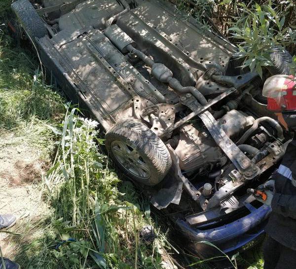 ACCIDENT! Mașină răsturnată pe cupolă la Smârdan - FOTO