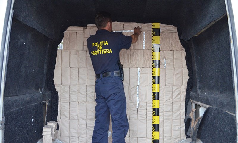 Microbuz blindat cu peste 27.400 de pachete cu ţigări, reţinut de poliţiştii de frontieră - FOTO
