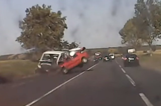 Mașină înmatriculată în Botoșani implicată într-un accident cu trei victime pe E58 - VIDEO