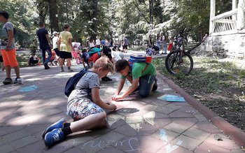 Desene pe asfalt și cântece …