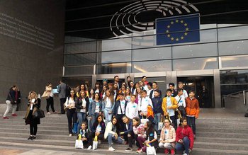 Excursie spre democraţie prin intermediul …