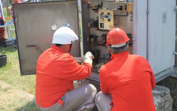 Doi electricieni din județul Botoșani …