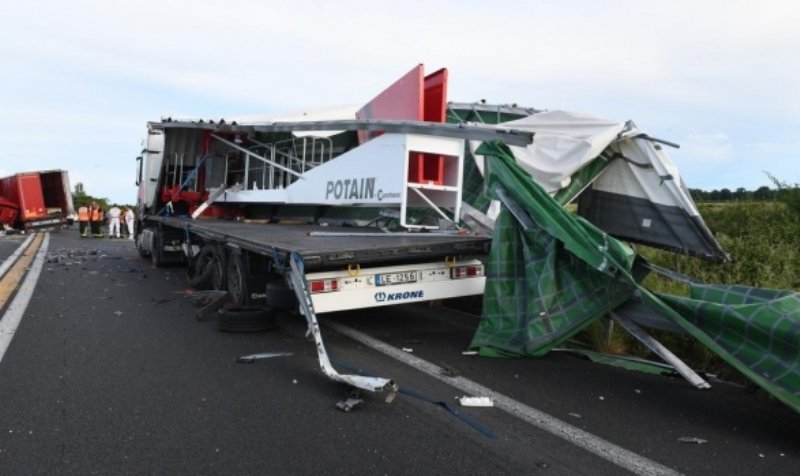 Român mort în Franţa, într-un grav accident în care au fost implicate cinci camioane