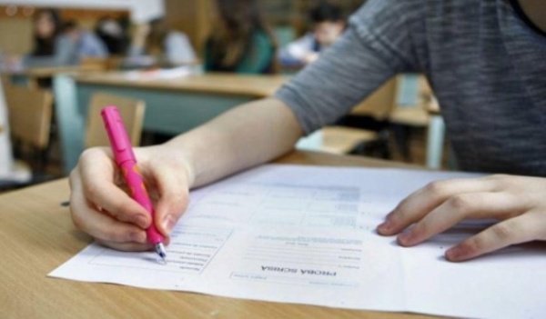 Emoții pentru absolvenții claselor a VIII-a. Elevii susțin primul examen din viața lor - Evaluarea Națională 2018