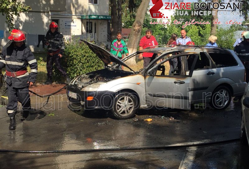 Mașină cuprinsă de flăcări pe o stradă din Dorohoi - FOTO