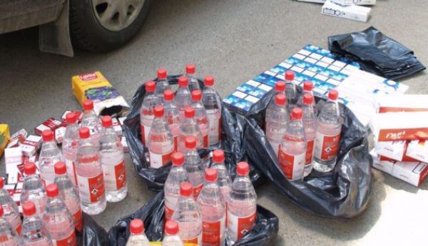 Ţigări și alcool de contrabandă, confiscate de poliţişti din Piaţa Centrală Dorohoi