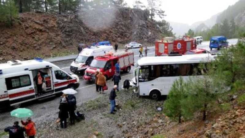 Accident cumplit! Un microbuz plin cu turiști români s-a răsturnat în Turcia, după ce a acroșat un TIR. Românii se aflau în vacanță