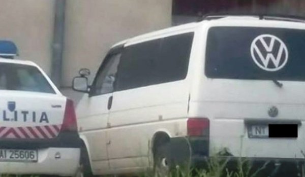 Isterie în Bacău! O dubă care „fură copii”, oprită în trafic de polițiști. Cine se afla înăuntru