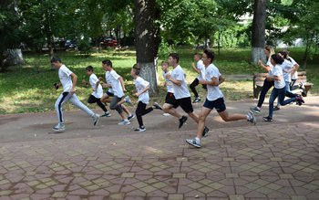 Sute de elevi din Botoșani …