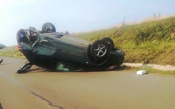 Accident spectaculos: Mașină răsturnată, roți …