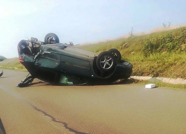 Accident spectaculos: Mașină răsturnată, roți sărite, șofer rănit...