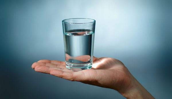 Ce se întâmplă dacă bei un pahar cu apă pe zi. Vei fi surprins!