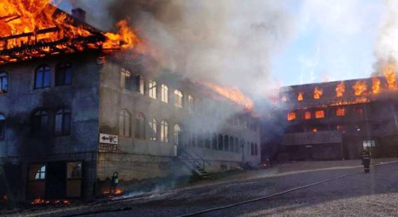 Incendiu puternic la o mănăstire din Suceava. Întreg acoperișul chiliilor, în flăcări