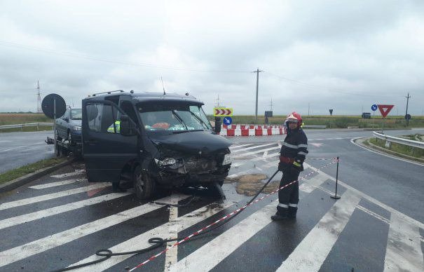 Accident grav cu 13 victime! Plan roșu de intervenție după impactul unui microbuz cu un autoturism