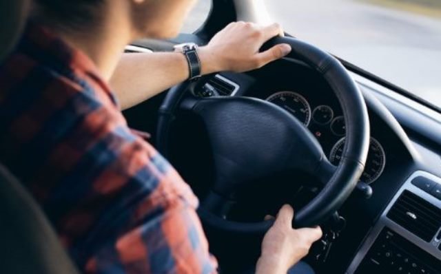 Tânăr și neliniștit: La plimbare fără permis și cu mașină de împrumut