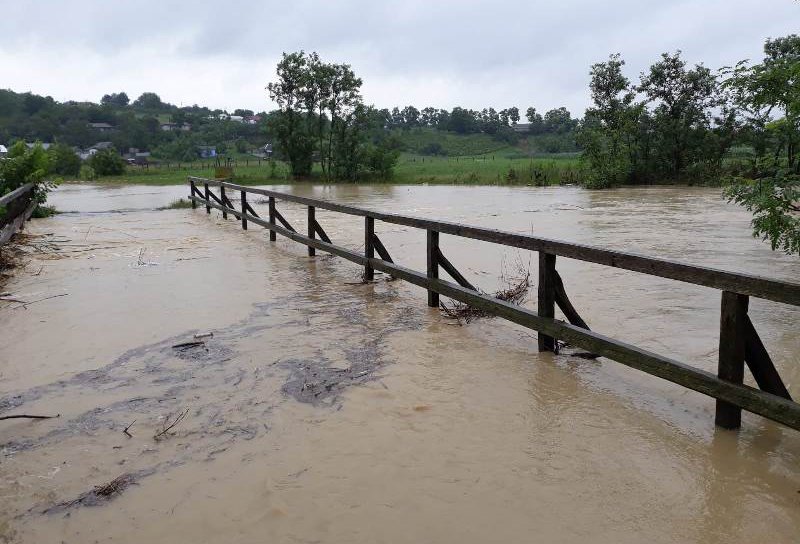 22 de persoane au fost evacuate de pompieri botoșăneni din calea apelor, în cursul zilei de astăzi