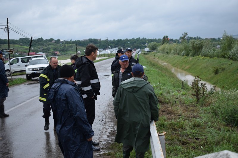 Prefectul şi şeful ISU, în judeţ pentru monitorizarea situaţiilor apărute în urma precipitaţiilor - FOTO