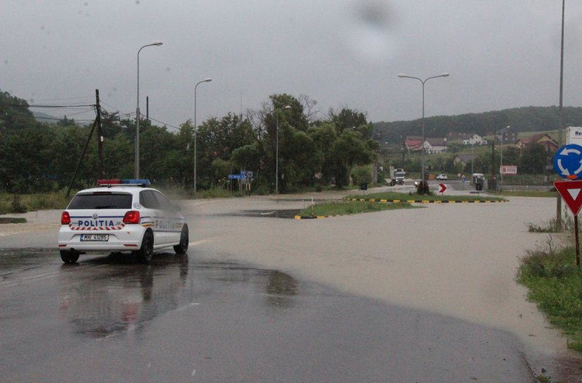 Sensul giratoriu de la intrarea în Botoșani s-a umplut de apă: Poliţiştii prezenţi în teren - FOTO