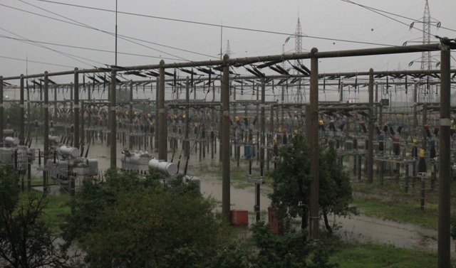 Precipitaţiile abundente şi viiturile au afectat sistemul energetic din Bacău, Botoşani şi Neamţ - FOTO