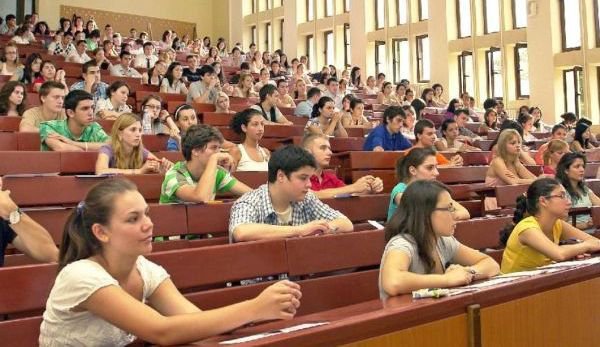 Elevii de la țară au rezervate 2.000 de locuri la facultăți, dacă iau BAC-ul