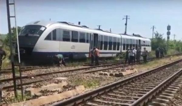 Momente cumplite într-un tren CFR! Zeci de elevi au rămas blocați în câmp!