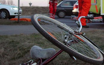 Biciclist luat pe capotă după …