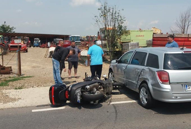 Accident pe drumul Botoșani-Suceava. Un motociclist a intrat în plin într-un autoturism - FOTO