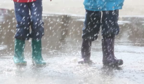 Inundațiile amenință iar România: Cod galben și portocaliu în 30 de județe până marți