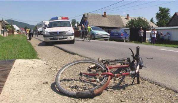 Victima șoselei: O biciclistă a ajuns la spital după ce s-a dezechilibrat și a fost lovită de o mașină
