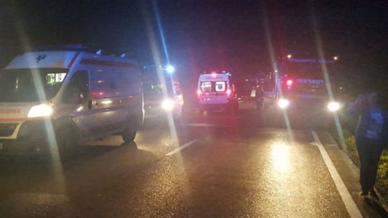Un autocar s-a răsturnat în județul Suceava: 16 copii și un adult au ajuns la spital