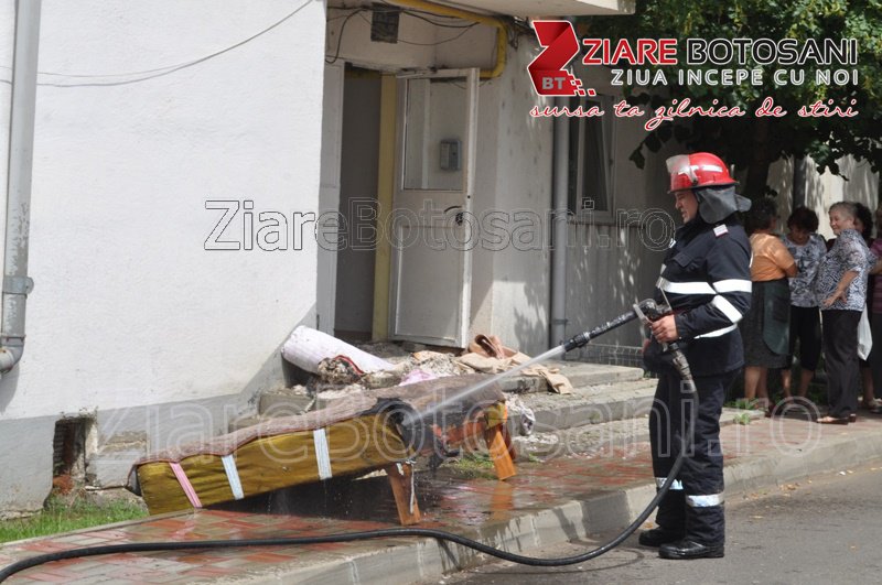 Panică într-un bloc din Dorohoi: Proprietara transportată de urgență la spital cu arsuri | FOTO