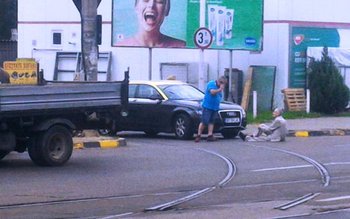 ACCIDENT! Pieton prins sub un …