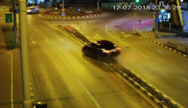 Accident spectaculos într-un sens giratoriu din Suceava, surprins de camerele de supraveghere – VIDEO