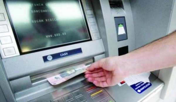 Vezi cum plănuiau doi tineri să fure banii prin metoda „bancomatul”