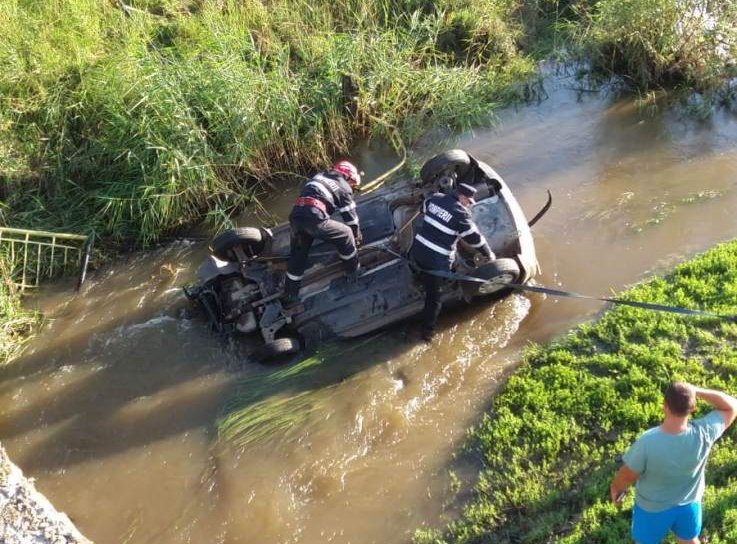 Accident spectaculos. Mașină căzută de pe pod în râul Sitna - FOTO