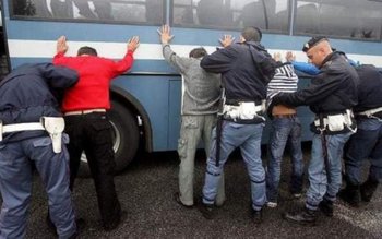 Cinci români au furat aparate …