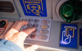 Doi copii români, de 18 …