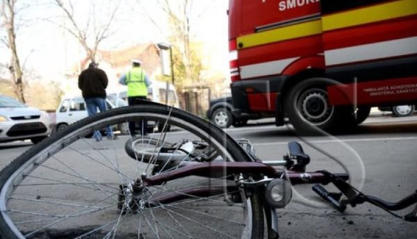 Accident stupid: Biciclist rănit după ce un șofer i-a deschis ușa mașinii în nas