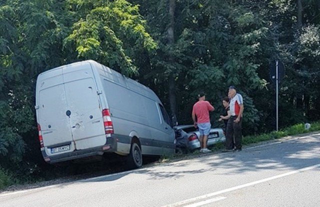 Șofer rămas încarcerat, după ciocnirea a două mijloace de transport!