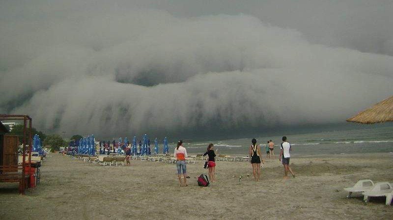 Imagini șocante pe litoralul românesc. O furtună apocaliptică a devastat plaja din Mamaia!