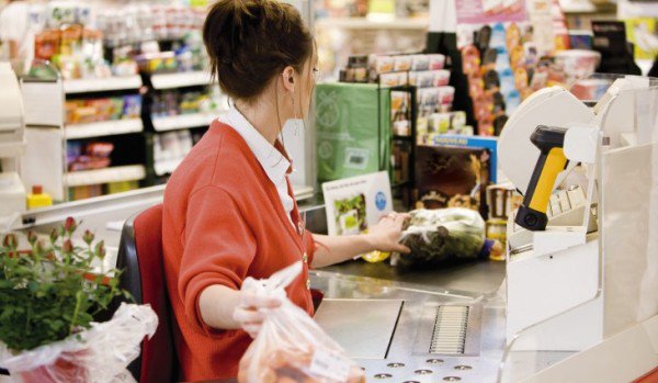 Sfaturi pentru cumpărătorii din supermarket: aşezaţi toate produsele pe banda casei de marcat în caz contrar, sunteţi acuzaţi de furt