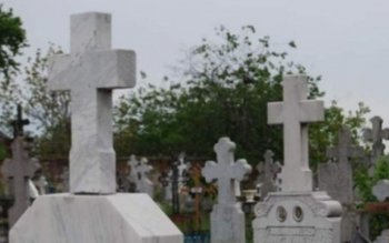 Bărbat găsit mort într-un cimitir, …