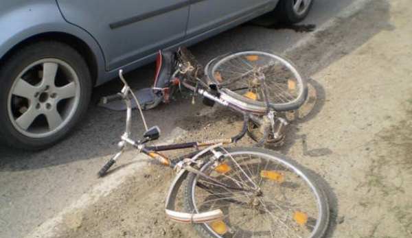 Copil de 9 ani, accidentat în timp ce se plimba cu bicicleta pe o alee din Botoșani