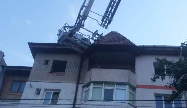 Intervenție de urgență a pompierilor la un bloc din Botoșani