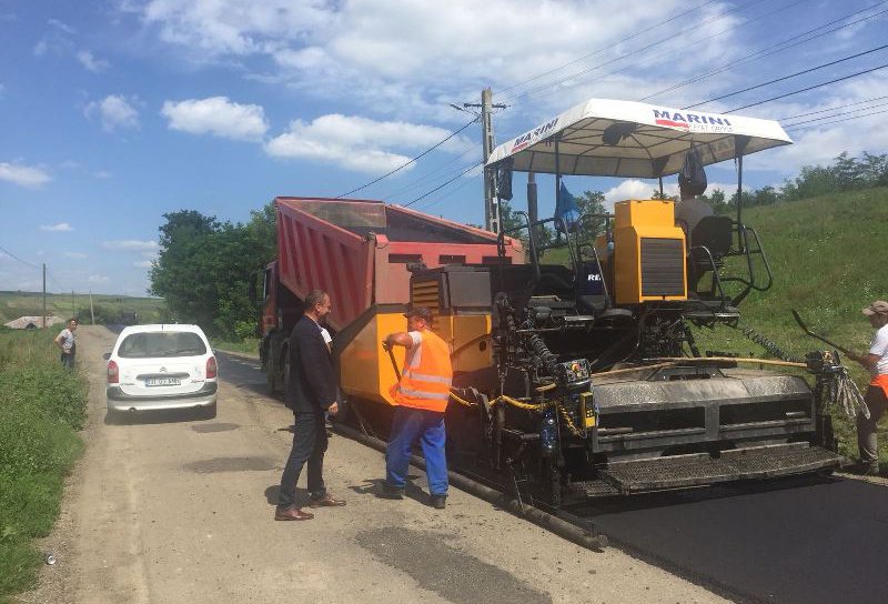 Au fost reluate lucrările de asfaltare pe drumurile județene - FOTO