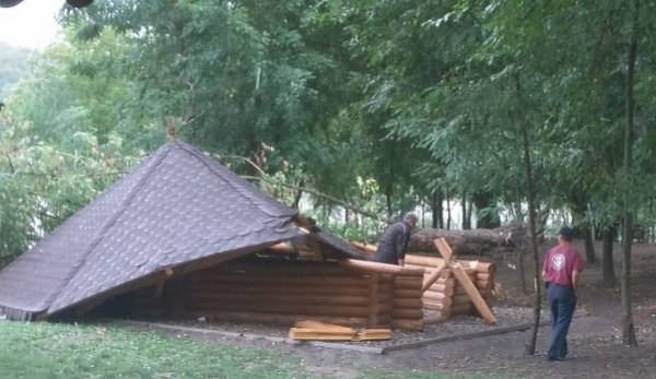 Copil de 10 ani, rănit după ce acoperişul unui foişor a căzut peste el într-o tabără